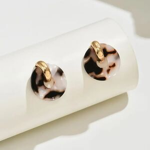 “Ophelia” Bold Tortoiseshell Acrylic Earrings – Gold Stud Round Design